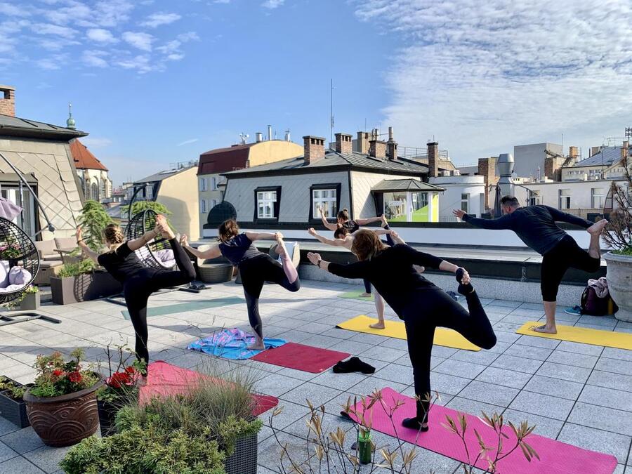 Jóga na střeše Petra Clinic - letní termíny 